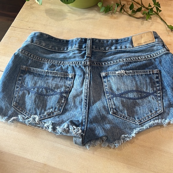 Abercrombie and Fitch low rise jean shorts - Picture 5 of 8